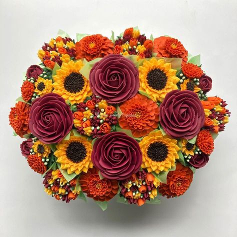 Halloween Cupcake Bouquet, Fall Cupcake Bouquet, Fall Cupcake Bouquet Ideas, Autumn Cupcake Bouquet, Fall Floral Cupcakes, Fall Flower Cupcakes, Fall Decorated Cupcakes, Fall Flower Cupcake Tutorial, Halloween Floral Cupcakes