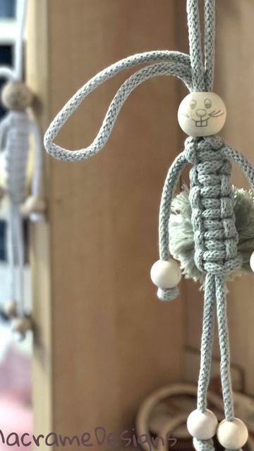 Easter Macrame Ideas Diy, Easter Macrame Ideas, Easter Pom Pom Crafts, Spring Macrame, Easter Macrame, Nifty Crafts, Cords Crafts, Knitted Toys Free Patterns, Easter Garland