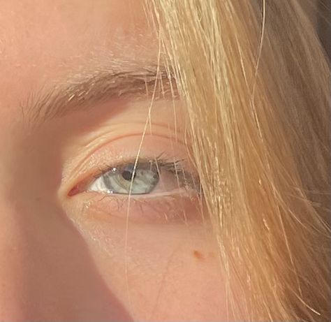 Blonde Eyelashes Aesthetic, Blue Eyes Blonde Hair Aesthetic, Strawberry Blonde Hair And Blue Eyes, Blonde Girl Blue Eyes Aesthetic, Blonde Hair Blue Eyes Aesthetic, Blue Eyes In The Sun, Blonde Eyelashes, Blue Eyes Aesthetic, Blue Eyes Blonde Hair