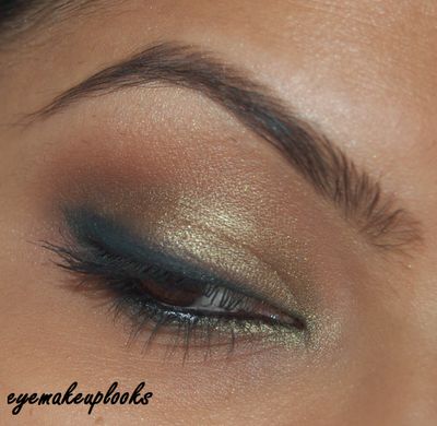 An Eye Makeup Addicts Blog: Cat eyeliner with matte green Eye Makeup With Eyeliner, Dark Green Eye Makeup, Mac Cork, Dark Green Eyes, Green Eyeliner, Cat Eyeliner, Matte Green, Makeup For Green Eyes, Gel Eyeliner