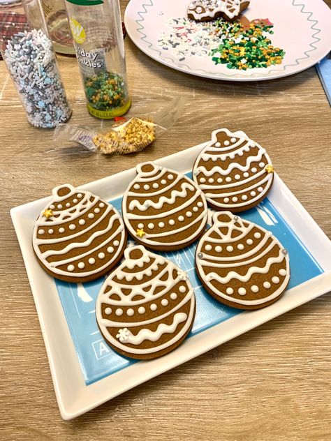 Decorated gingerbread cookie ornaments Gingerbread Cookies Ornaments, Circle Gingerbread Cookies Decorated, Ginger Bread Cookie Decorating Ideas, Round Gingerbread Cookies, Round Gingerbread Cookies Decorated, Christmas Gingerbread Cookies Decorating, Gingerbread Cookie Ornaments, Ginger Cookies Christmas, Cookie Ornaments