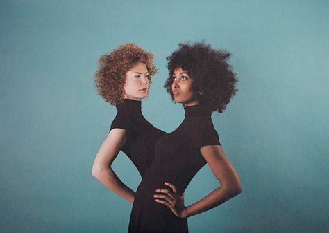 Photo du Jour: Afro Sisters Twins Posing, High Fashion Poses, Twin Models, Twin Photography, Twin Photos, Photographie Portrait Inspiration, Model Poses Photography, Fashion Photography Inspiration, Photoshoot Concept