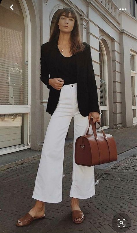 Black And White Outfit, Jean Flare, Casual Work Outfits, Fashion Weeks, Mode Inspo, Looks Style, Mode Inspiration, White Pants, Street Style Outfit