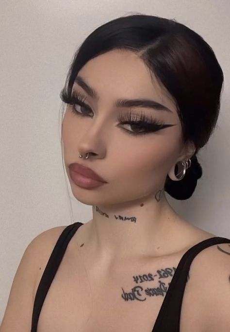 Goth Latina Eye Makeup, Piercings Baddie, Goth Latina Makeup, Latina Make Up, Latina Baddie Makeup, Insta Baddie Makeup, Instagram Baddie Makeup, Mexican Makeup, Maquillage Goth