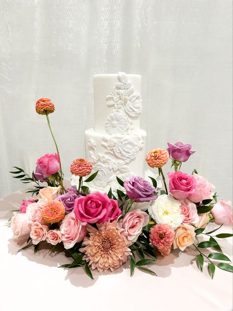 Were loving the trend of sittjnh your wedding cake jnna meadow of flowers. Wedding Cake Meadow, Cake Meadow Flowers, Cake Meadow, Wedding Cake Simple Buttercream, Sunset Wedding Theme, Cake Florals, Meadow Of Flowers, Cake And Dessert, Modern Wedding Theme