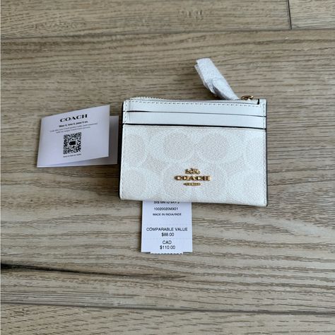 Nwt Coach Signature Card Wallet In White. Signature Id Card. White Coach Wallet, Wallets For Women Aesthetic, Coach Card Holder, Coach Wallets, Hawaiian Summer, Cute Wallet, Coach Leather Bag, Cute Wallets, Key Wallet