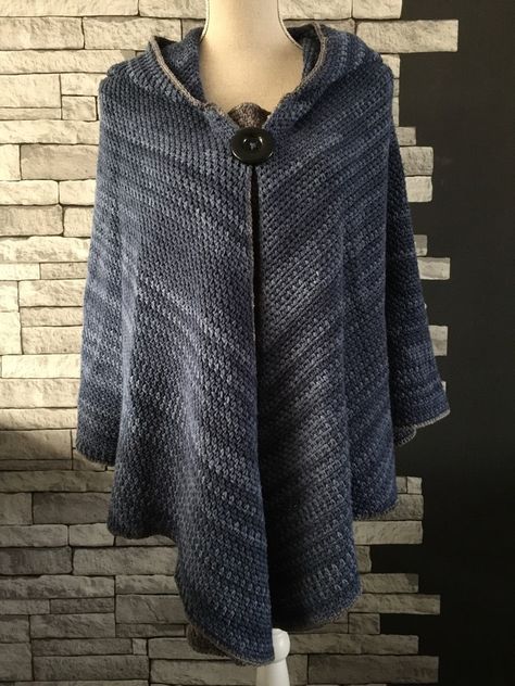 gratis haakpatroon poncho Crochet Coat Free Pattern, Denim Poncho, Poncho With Hood, Poncho Au Crochet, Crochet Cape, Kids Poncho, Crochet Shawl Pattern Free, Crochet Poncho Patterns, Form Crochet