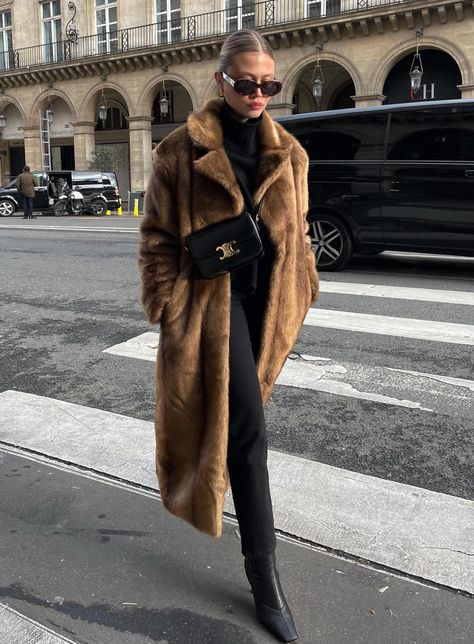 7 Mob Wife Outfits That Capture The Essence Of The Viral Style Fur Coat Styling, How To Style A Fur Coat, Vintage Fur Coat Aesthetic, Long Faux Fur Coat Outfit, Winter Outfits Fur Coat, Outfit With Fur Coat, Faux Coat Outfit, Casual Fur Coat Outfit, Mobwife Era