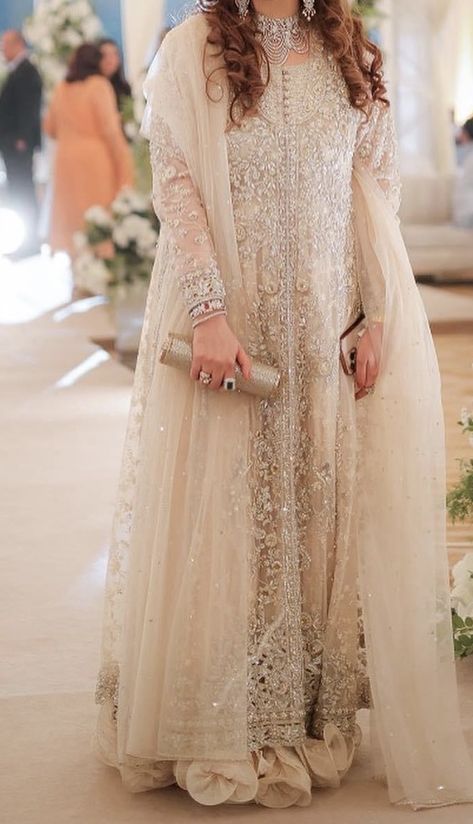 Pakistani Brides Mother Dresses, Nikkah Brides, Nikkah Outfit, Pakistani Wear, Mothers Gowns, Bridal Anklet, Asian Clothing, Bridal Lengha, Engagement Hairstyles