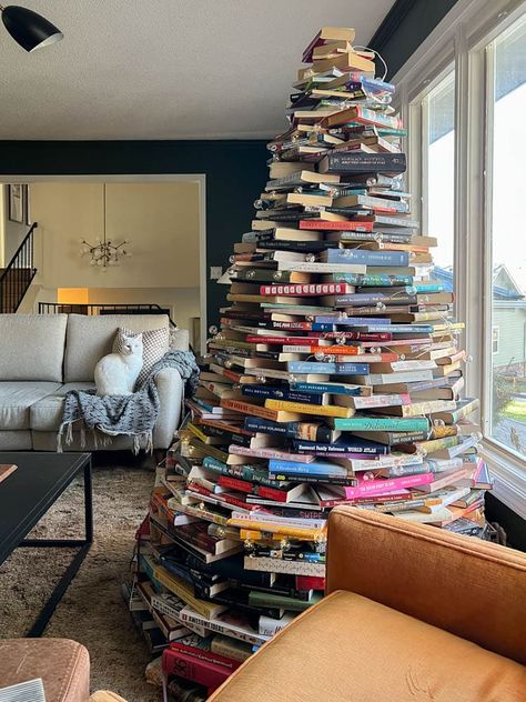 Christmas Tree Out Of Books, Christmas Tree Made Of Books, Book Christmas Tree, Book Tree, How To Make Christmas Tree, Navidad Diy, Reading Journal, Christmas Kitchen, Diy Christmas Tree