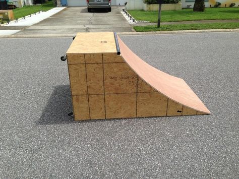 Skateboard ramp Bmx Ramps, Backyard Skatepark, Skatepark Design, Scooter Ramps, Mini Ramp, Skate Ramps, Skate Ramp, Skateboard Ramps, Curb Ramp