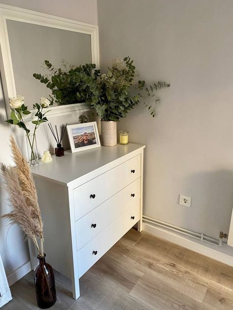 Cozy Dresser Decor, Small White Dressers Bedroom, Small Dresser Decor Bedroom, Dresser In Corner Of Bedroom, Small Room Dresser Ideas, Girls Room Ideas Teenagers, Small Dresser Decor, Dresser Decor Bedroom, Drawer Decor