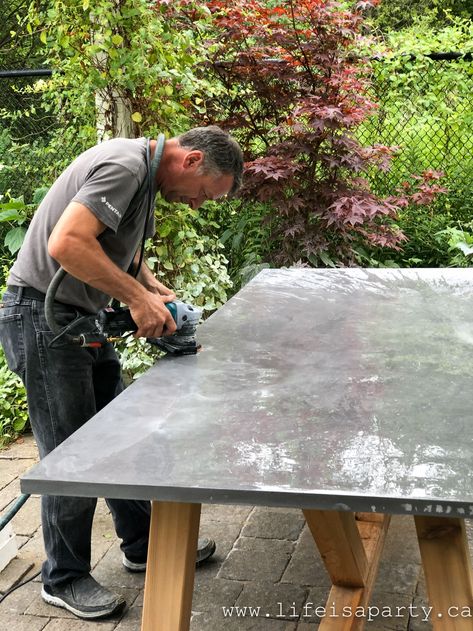 Diy Concrete Top Outdoor Dining Table, Outdoor Concrete Top Dining Table, Outdoor Concrete Table Diy, Outdoor Table Diy Upcycle, Outdoor Diy Table, Outdoor Tabletop Ideas, Diy Modern Outdoor Table, Cement Outdoor Table, Concrete Picnic Table