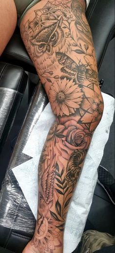 Tattoos that cover the whole leg, the entire upper leg, or the entire lower leg are called leg sleeves. Tattoo Bein Frau, Leg Tattoo Designs, Half And Full Sleeve Tattoos, Cute Thigh Tattoos, Full Leg Tattoos, Mushroom Tattoos, Foot Tattoos For Women, Tattoos For Women Flowers, Tattoo Sleeves