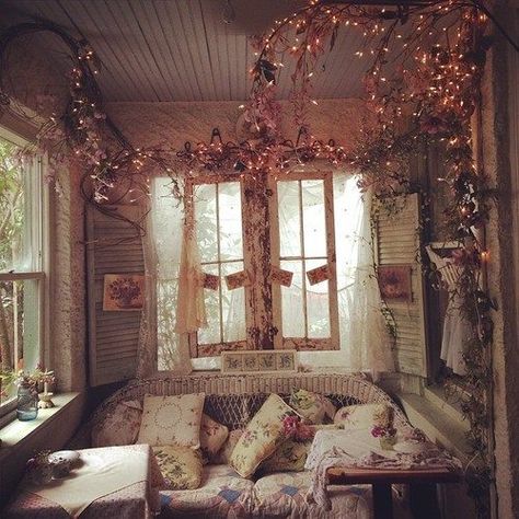 . Dark Shabby Chic Bedroom, Dark Shabby Chic, 2000s Shabby Chic, Teen Chandelier Shabby Chic, Shabby Chic Bedrooms, Pretty Room, Dream Room, Comfortable Fashion, Oversized Mirror