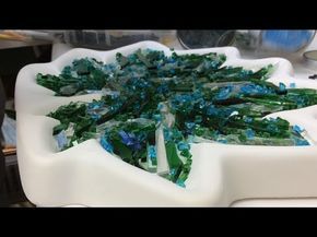 how to make fused and slumped recycled glass - alocasia lamp - YouTube Kiln Projects, Kiln Glass Art, Crafts To Make And Sell Unique, Glass Slumping, Broken Glass Crafts, Glass Casting, Sea Glass Mosaic, Melting Glass, Slumped Glass