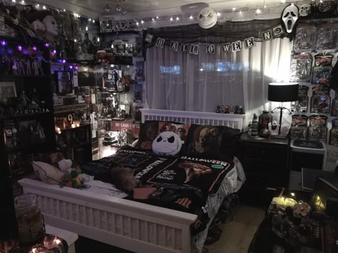 Makeup With Eyeshadow, Emo Bedroom, Emo Room, Horror Room, Grunge Bedroom, Applying Eyeshadow, Gothic Decor Bedroom, Gothic Room, Halloween Bedroom