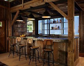 Bar Granero Music Kitchen Island With Columns, Barn Bar, Bar Deco, Kitchen Bar Design, Bar In Casa, Basement Bar Designs, Rustic Industrial Decor, Party Barn, Wood Kitchen Island