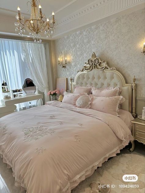 Bedroom Coqquete, Pearl House Decor, Princess Bed Aesthetic, Minimalist Princess Bedroom, Coquette Daybed, Girly Modern Bedroom, Princess Bed Ideas, Modern Girly Bedroom, Pink Room Background