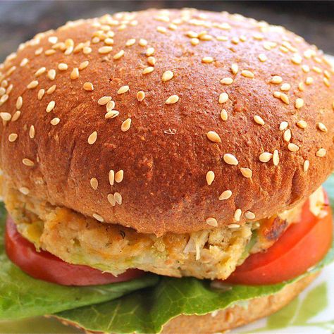 Tasty Tuna Burgers Fish Burger Recipe, Tuna Burger Recipe, Fish Burgers, Fried Fish Tacos, Tuna Dinners, Fish Sandwiches, Salmon Burger Recipe, Tuna Burgers, Tuna Patties