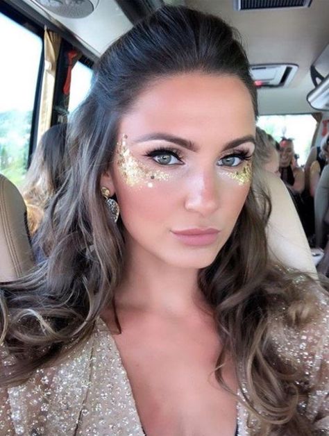 Maquiagem com glitter para carnaval: 86 ideias para você se inspirar Coachella Make-up, Glitter Carnaval, Carnaval Make-up, Karneval Diy, Glitter Face Paint, Coachella Makeup, Halloween Make-up Looks, Make Carnaval, Festival Makeup Glitter