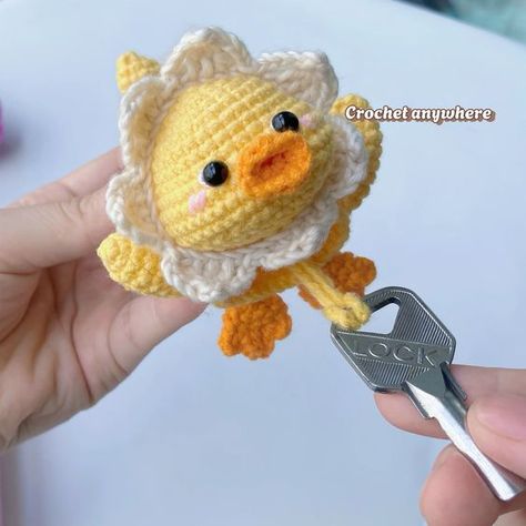 Duck Keychain Crochet, Crochet Key Cover, Crochet Keychains, Cover Video, Cute Ducklings, Homemade Mothers Day Gifts, Crochet Cute, Crocheting Projects, Crochet Car