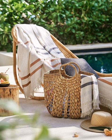 22.5k Likes, 85 Comments - H&M HOME (@hmhome) on Instagram: “What do you always bring in your beach bag? ✨ #HMHOME #beachbagessentials” Beach Bag Essentials, Balkon Decor, Striped Bath Towels, Linen Bath Towels, Striped Beach Towel, H&m Home, Naha, Perfect Tote Bag, Striped Linen