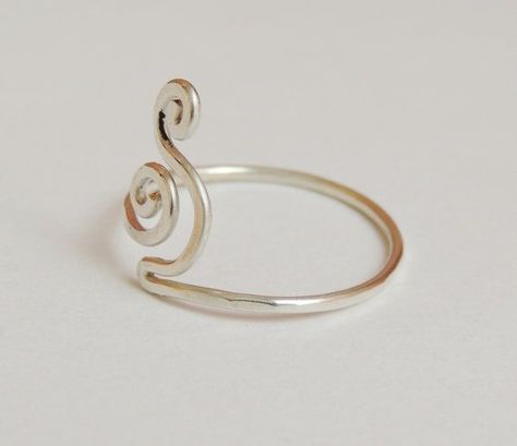 wire handmade rings | Curly wave wire ring sterling silver wire gauge 18 by keoops8 Resin Inspiration, Wavy Ring, Silver Wire Rings, Ring Resin, Wire Jewelry Rings, Ring Inspiration, Bijoux Fil Aluminium, Wire Gauge, Wire Jewelry Designs