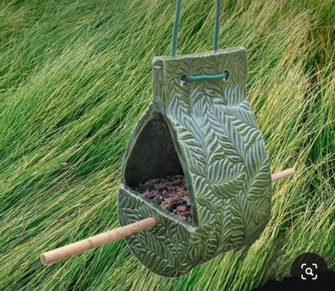 Diy Hanging Bird Feeder, Pottery Bird Feeders, Raku Pottery Ideas, Pottery Ideas Handbuilt, Handbuilt Pottery Ideas, Ceramic Bird Feeder, Handbuilt Pottery, Ceramic Arts Daily, Slab Ceramics