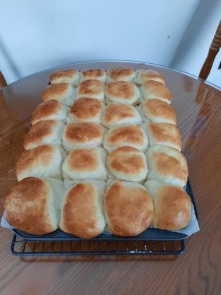 Yeast Biscuit Recipe, Yeast Biscuits Homemade, Billion Dollar Buttery Biscuits, Angel Biscuits Yeast, Lard Biscuits Recipes, Biscuits Fluffy, Hillbilly Food, Yeast Biscuits, Fluffy Buttermilk Biscuits