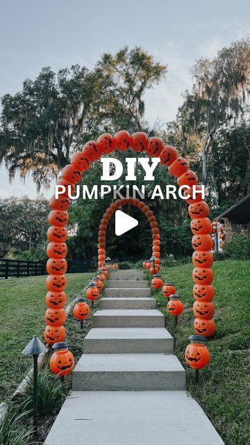 Plastic Pumpkins Bucket Arch, Pumpkin Pillar Diy, Pvc Pumpkin Arch, Diy Pumpkin Bucket Decor, Plastic Pumpkin Arch Diy, Pvc Halloween Archway, Halloween Pvc Pipe Ideas, Small Pumpkin Patch Ideas, Arch Halloween Decor