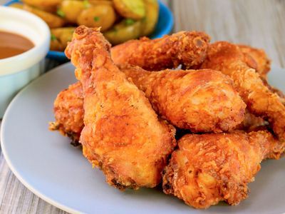 How to Make Juicy and Crispy Fried Chicken Fried Chicken Drumsticks, Cooking Fried Chicken, Fried Chicken Legs, Chicken Breast Crockpot Recipes, Crockpot Chicken Breast, Spicy Fried Chicken, Making Fried Chicken, Chicken Leg Recipes, Drumstick Recipes