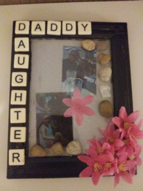 Painted black frame. Scrabble or banana gram tiles. Personal photos and optional decor Aesthetic Photo Frame Ideas, Crafts With Picture Frames, Diy Presents For Dad, Aesthetic Photo Frame, Crafts For Dad, Presents For Parents, Daughter Picture, Birthday Present Diy, Photo Frame Ideas