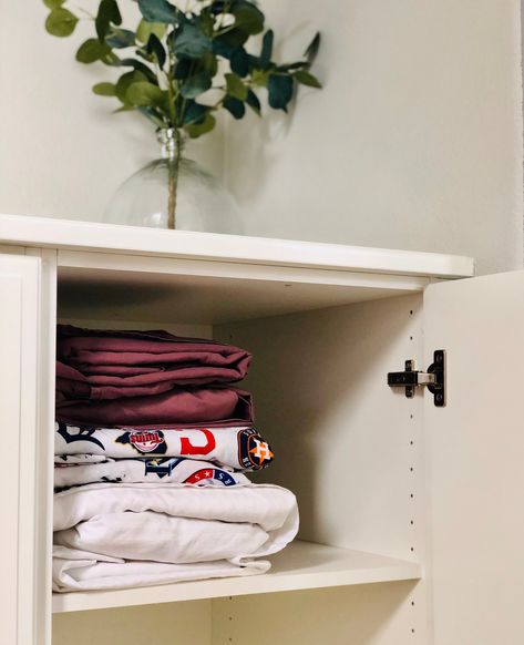 Tutorial:The Best Way to Fold & Store Bed Sheets - With a Touch of Luxe Store Bed Sheets, Cupboard Organisation, Organisation Ideas, Linen Cupboard, Cleaning Closet, Linen Closet, Changing Table, Fit In, Declutter