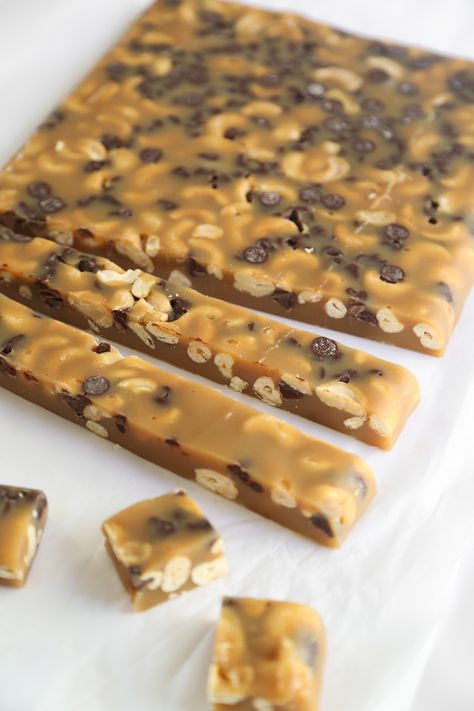 Chocolate Chip Cashew Caramels Recipes Cashew Desserts, Cashew Recipes, Caramel Bars, Candy Recipes Homemade, Caramel Recipes, Homemade Candies, Fudge Recipes, Snack Mix, Food Gifts