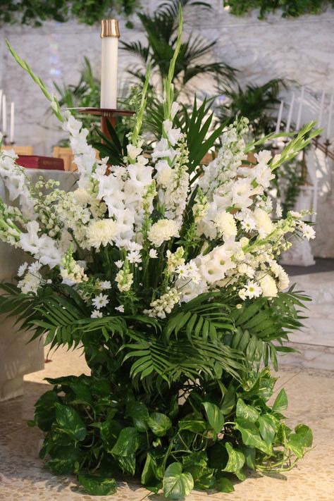 White Flower Arrangement, Alter Flowers, Affordable Wedding Flowers, Inexpensive Wedding Flowers, Greenery Wedding Centerpieces, Creative Centerpieces, Church Altar, Wedding Alters, White Flower Arrangements