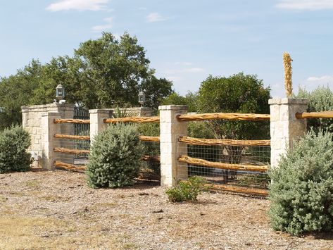 Ranch Rail Fence, Rail Fence Ideas, Driveway Gate Diy, Farm Gates Entrance, Ranch Fence, Farm Gates, Ranch Fencing, Austin Stone, Fences Ideas