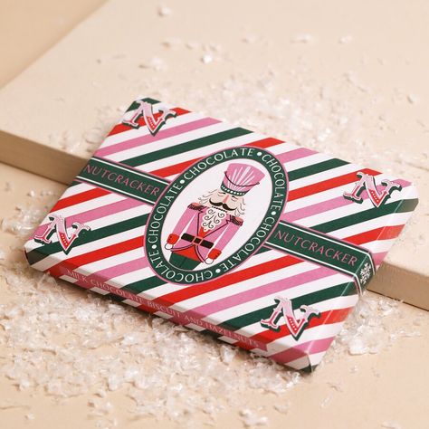 Christmas Chocolate Wrapping, Christmas Candy Packaging Ideas, Vintage Christmas Packaging, Christmas Chocolate Packaging, Pink Red White Christmas, Pink Box Packaging, Christmas Box Packaging, Christmas Box Design, Candy Box Design