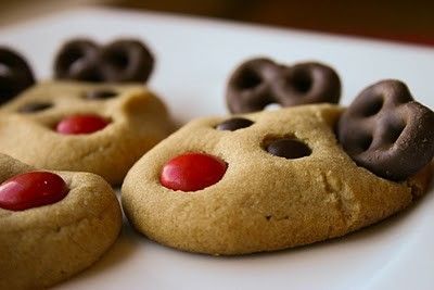 Rudolph the Red Nose Reindeer cookies... so cute! Peanut Butter Reindeer Cookies, Reindeer Cookies, Christmas Foods, Crumpets, Think Food, Sugar Rush, Tasty Treats, Fun Food, Holiday Baking