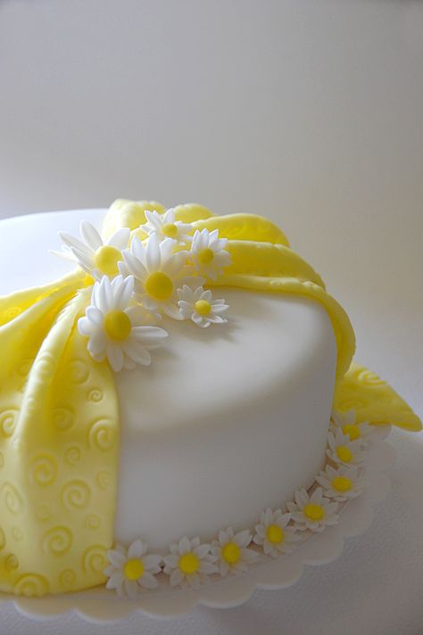 All sizes | Fondant Daisy Cake | Flickr - Photo Sharing! Super Torte, Tårta Design, Daisy Cake, Daisy Cakes, Baking Stuff, Yellow Cake, Gorgeous Cakes, Occasion Cakes, Fancy Cakes