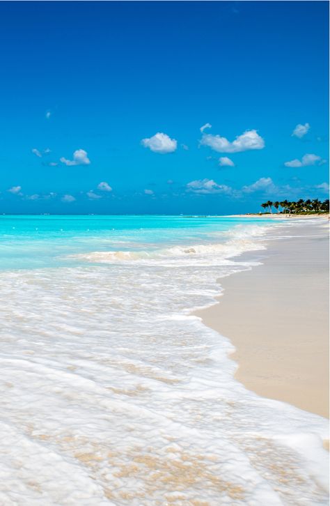 Estas son las 10 mejores playas del mundo... La de la foto es Grace Bay, en la isla de Providenciales de Turcas y Caicos. Grace Bay, Stranger Things Wallpaper, Beach Wallpaper, Haunted Places, Sea And Ocean, Beach Vibes, Beach Aesthetic, Dream Vacations, Ocean View