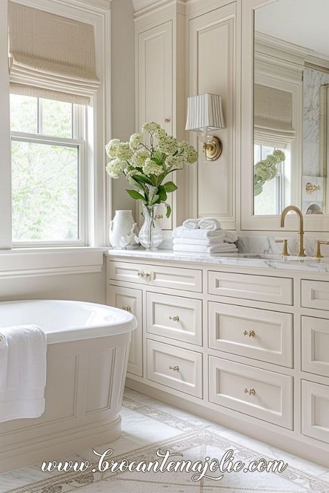 modern french country bathroom French Country Inspired Bathroom, French Bathroom Tile Ideas, French Country Coastal Bathroom, Modern French Country Home Interiors, European Cottage Interiors Bathroom, Beautiful Bathroom Wallpaper, Country Modern Bathroom Ideas, Master Bathrooms Vintage, French Country Bathroom Faucets