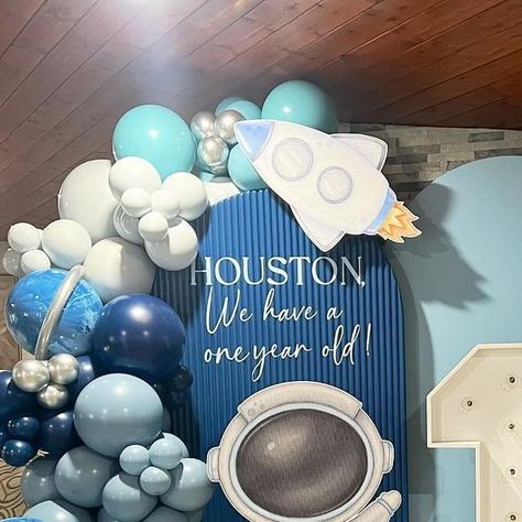 Nicole Creations Houston on Instagram: "Houston, We have a 1 year old! Thanks to mommy for choosing us for Lennox’s 1st birthday A super cute Astronaut space theme with custom balloon planets #spacetheme #spacepartyideas #kidspartyideas #boyparties #houstondecoballoons #houstonballoons #balloongarland #astronauttheme #houstonbackdrops" First Birthday Astronaut Theme, 1st Trip Around The Moon Birthday, Houston We Have A One Year Old Decor, Houston We Have A One Year Old Party, Outer Space One Year Old Party, One Year Space Birthday, 1st Birthday Boy Space Theme, Astronaut 1st Birthday Party, Houston We Have A One Year Old