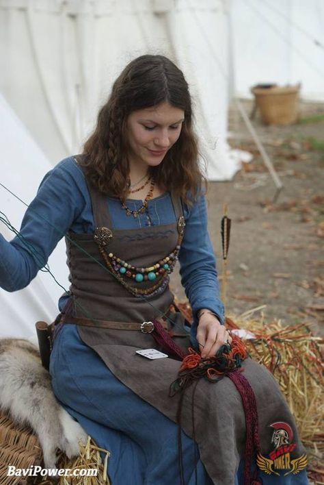 WOMEN HAD RIGHTS Women have rights? It's not a big deal these days. But it once was in the ancient times. But because the Vikings respected their women so much that they granted their women with many basic rights. #viking #vikingjewelry #baviPower #celtic #vikingwarrior Viking Apron Dress, Costume Viking, Viking Garb, Medieval Garb, Viking Reenactment, Viking Dress, Medieval Clothes, Viking Costume, Viking Women