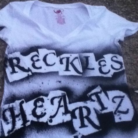 Spray painted shirts with stencils...real fun coming up with random words! Spray Paint Tshirt Designs, Spray Paint Clothes, Sharpie Shirts, Spray Paint Font, Spray Paint Shirt, Random Words, Paint Sweatshirt, Paint Font, Diy Dye