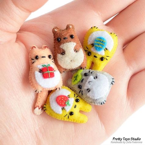 Tiny Plushies, Tiny Stuffed Animals, Cute Forest Creatures, Mini Stuffed Animals, Fall Felt Crafts, Felt Plushies, Kawaii Felt, Hand Photos, Felt Plushie