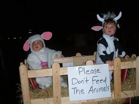 Family Farm Animals Costumes, Old Mcdonald Family Halloween Costume, Toddler Farm Animal Costumes, Farm Animal Costumes For Kids, Farm Animal Family Costumes, Family Farm Costumes, Farm Family Costume, Diy Farm Animal Costumes, Farm Animal Halloween Costumes