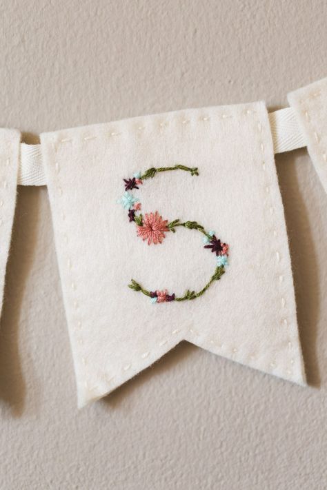 Diy Felt Bunting, Bunting Embroidery, Embroidered Bunting, Diy Embroidery Projects, Felt Bunting, Garden Embroidery, Eat Sleep Repeat, Embroidery Lessons, Embroidered Felt