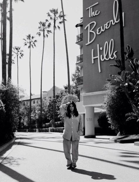 WHISPERED THE HEART Kim Kardashian Vogue, White Aesthetic Photography, The Beverly Hills Hotel, Palm Trees Wallpaper, Los Angeles Print, Black And White Photo Wall, Black And White Picture Wall, Beverly Hills Hotel, Vogue Spain