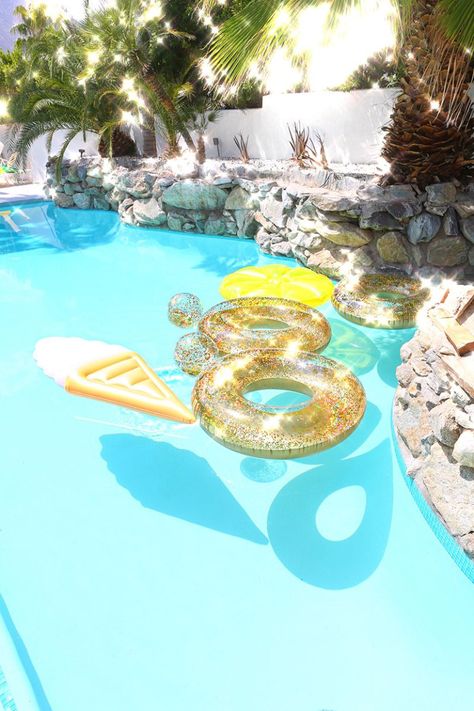 A Beverly Hills Hotel-Inspired Pool Party with Sparkling Gold Glitter Pool Floats | Kelly Golightly @bedbathandbeyond #bedbathandbeyond #sponsored Glitter Pool Party, Gold Pool Party, Swimming Pool Party Ideas, Hotel Pool Party, Summer Pool Floats, Cool Pool Floats, Swimming Pool Party, Building A Swimming Pool, Birthday Pool Party